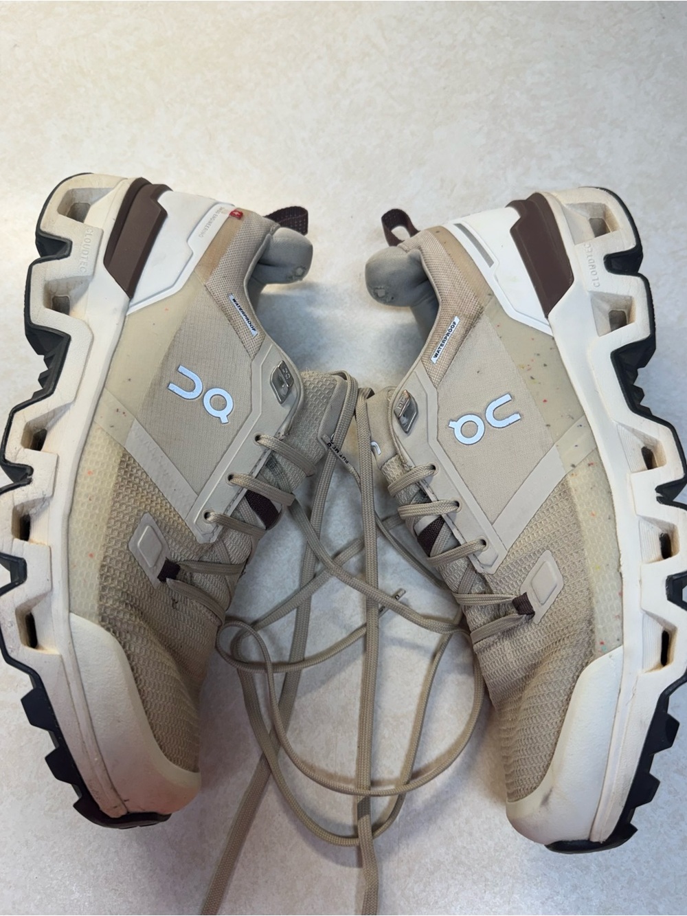 On Running women’s trail shoes in beige and brown - Picture 3 of 7